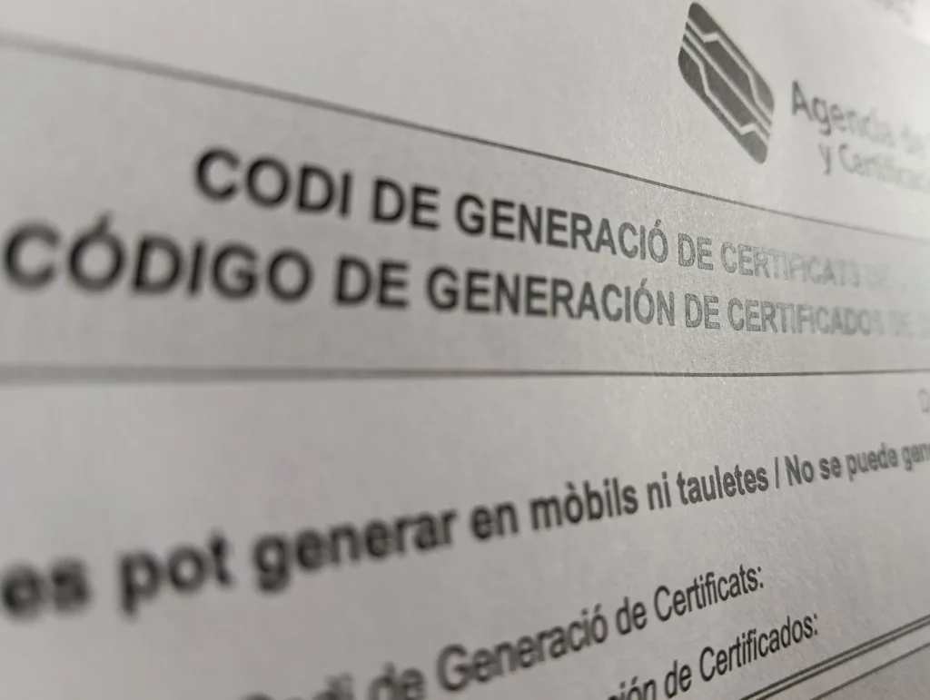 Nahaufnahme eines amtlichen Dokuments mit zweisprachigem Text auf Valencianisch und Spanisch über Zertifikatsgenerierung - Certificado digital.