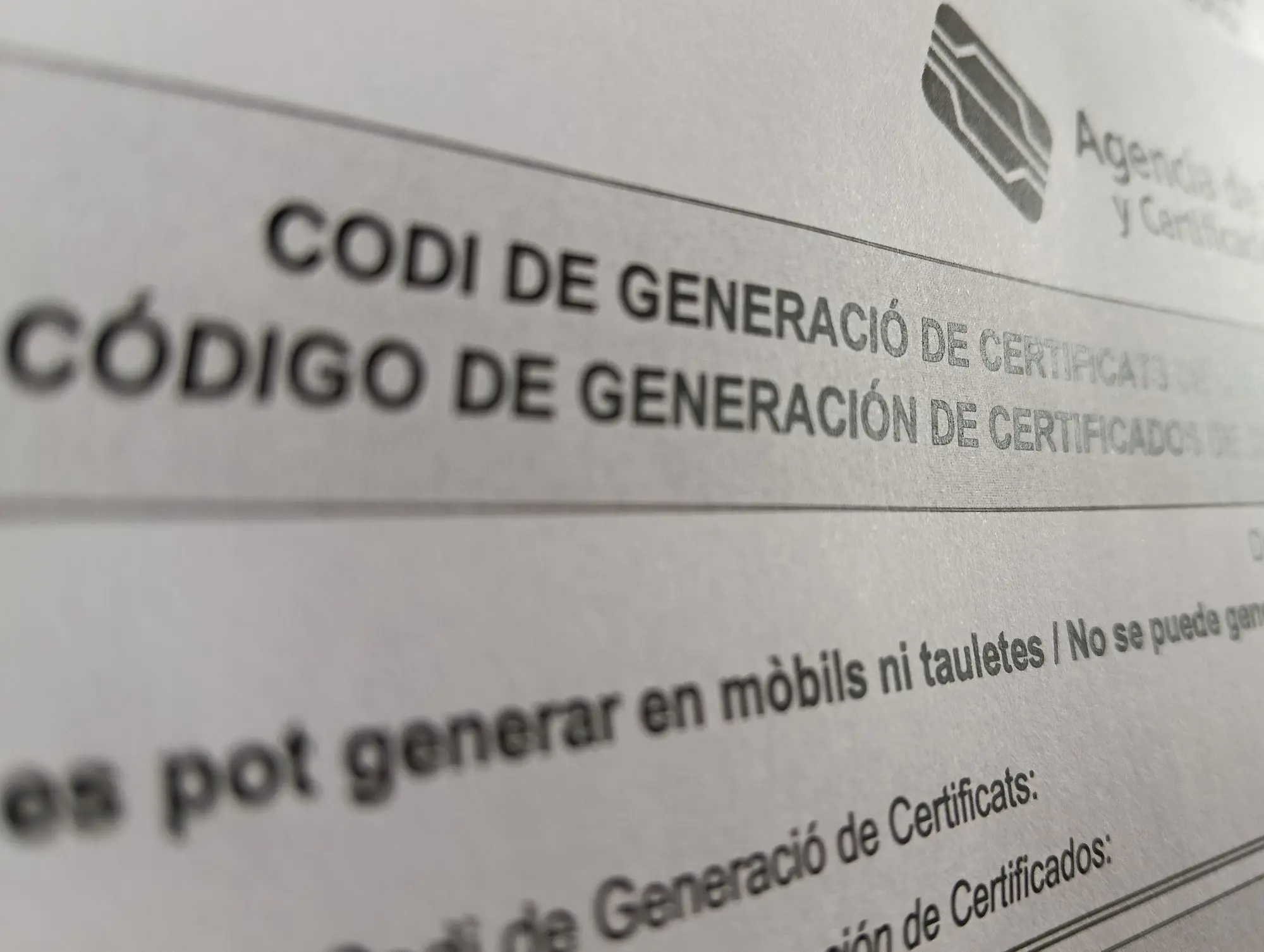 Nahaufnahme eines amtlichen Dokuments mit zweisprachigem Text auf Valencianisch und Spanisch über Zertifikatsgenerierung - Certificado digital.