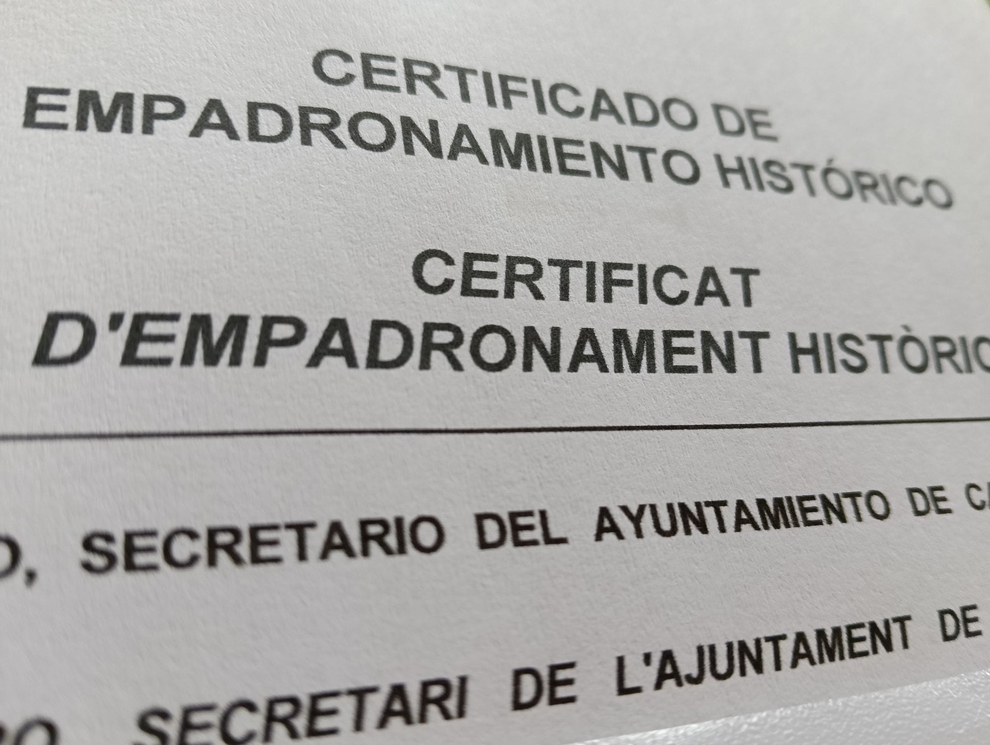 Ausschnitt eines zweisprachigen Dokuments mit der Aufschrift „Certificado de Empadronamiento Histórico“ und „Certificat d’Empadronament Històric