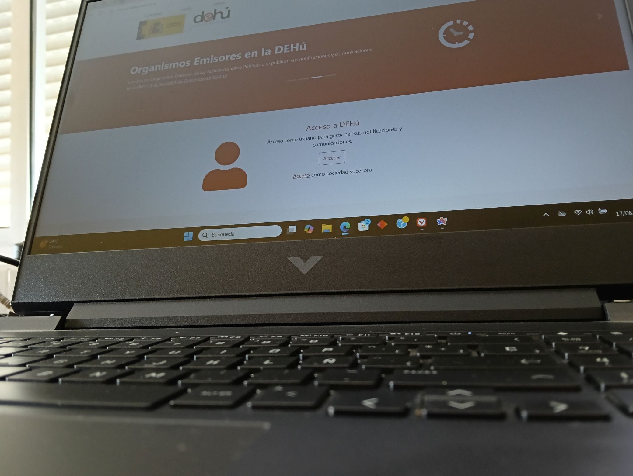 Laptop mit geöffneter DEHú-Webseite zur Verwaltung behördlicher Mitteilungen in Spanien.