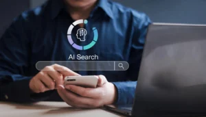 Person nutzt Smartphone vor Laptop, darüber ein Suchfeld mit ‚AI Search‘ – symbolische Darstellung für Anzeigen in der Google KI-Suche.