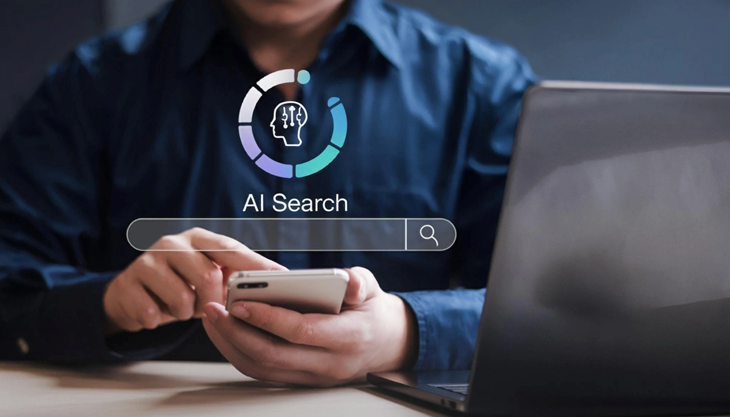 Person nutzt Smartphone vor Laptop, darüber ein Suchfeld mit ‚AI Search‘ – symbolische Darstellung für Anzeigen in der Google KI-Suche.